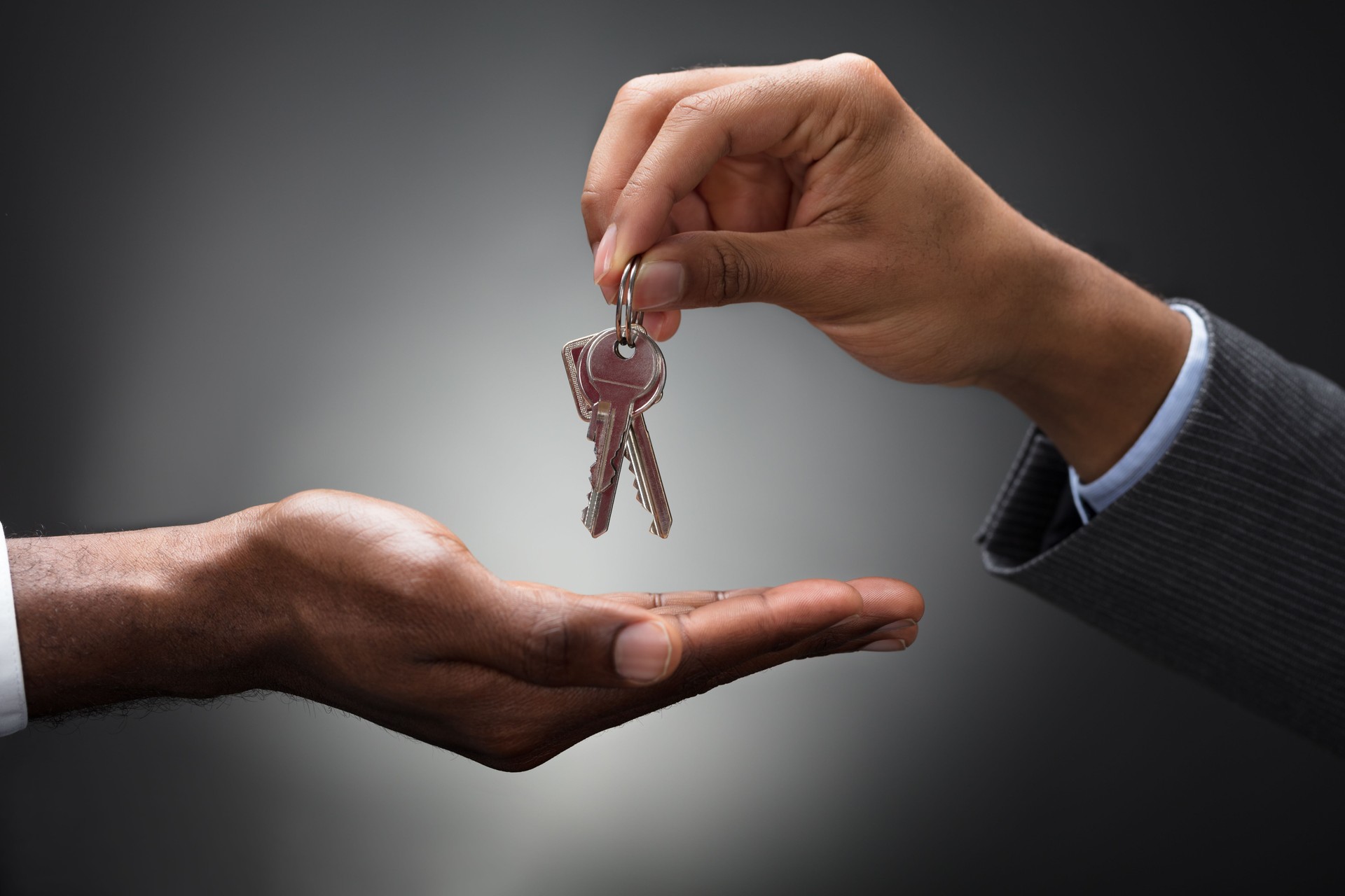 Main en passant des clefs au nouveau propriétaire
